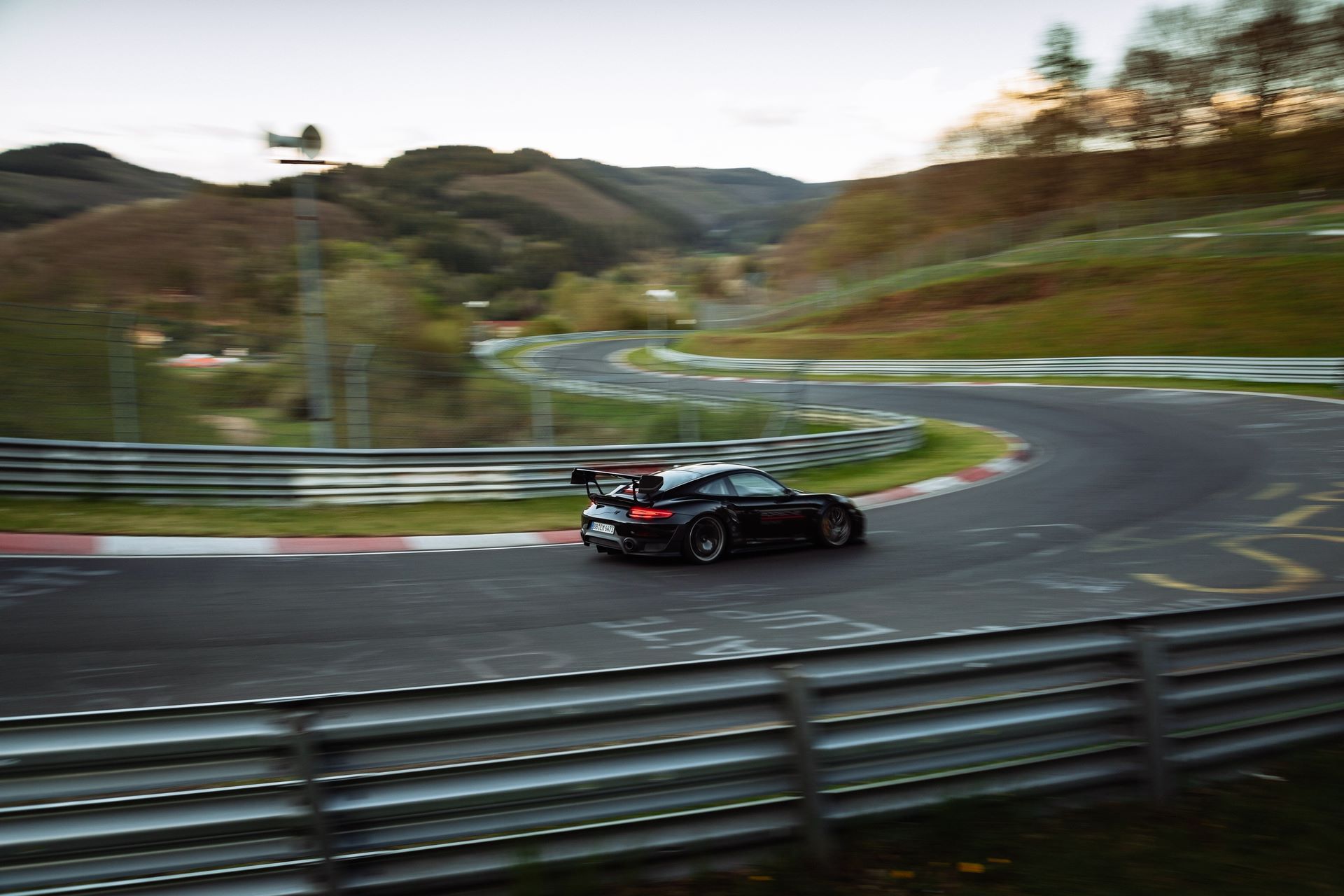 Porsche-911-GT2-RS-Manthey-Performance-Kit-Nurburgring-Record-4