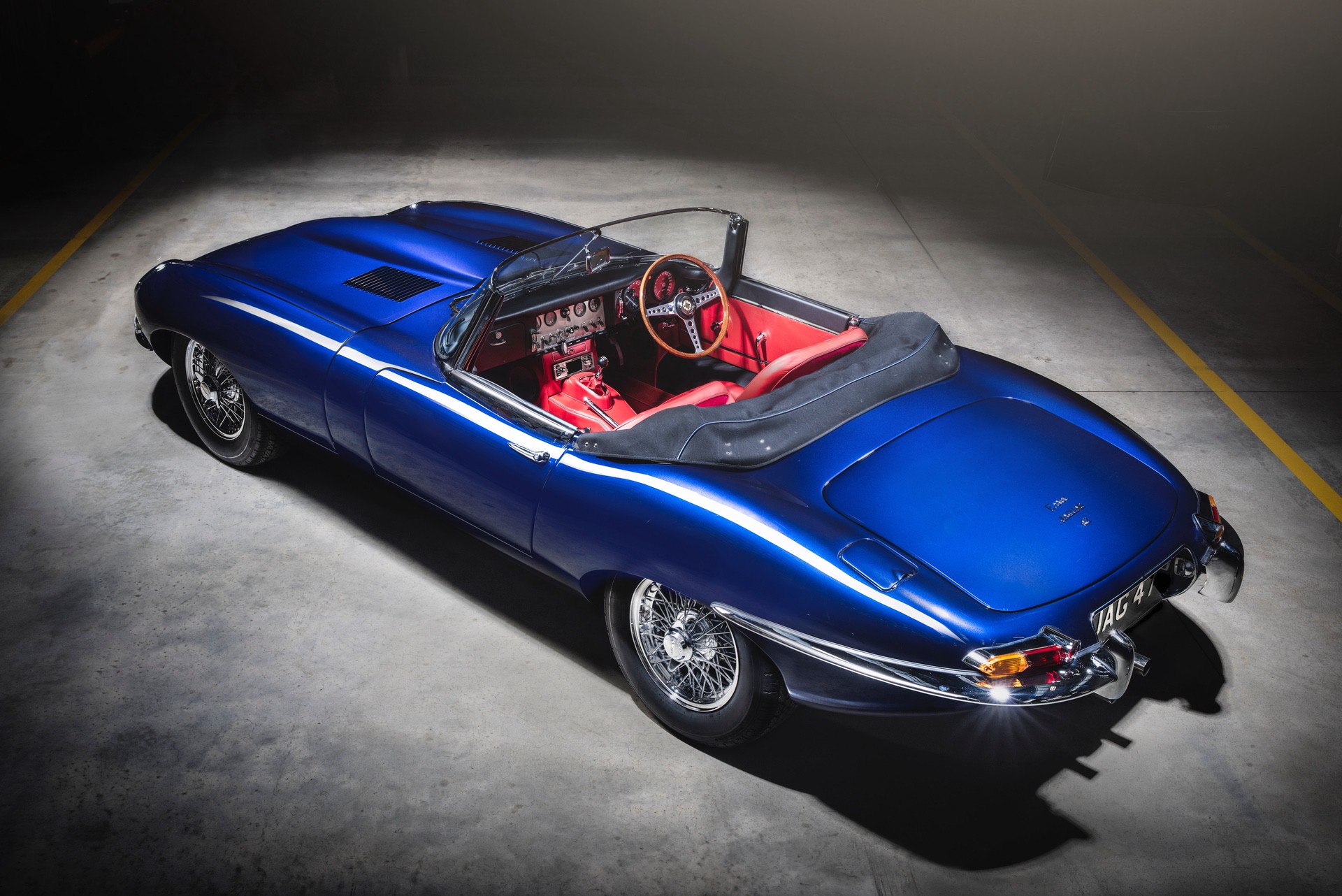1965_Jaguar_E-type_Roadster_Queen_Platinum_Jubilee_Pageant-0