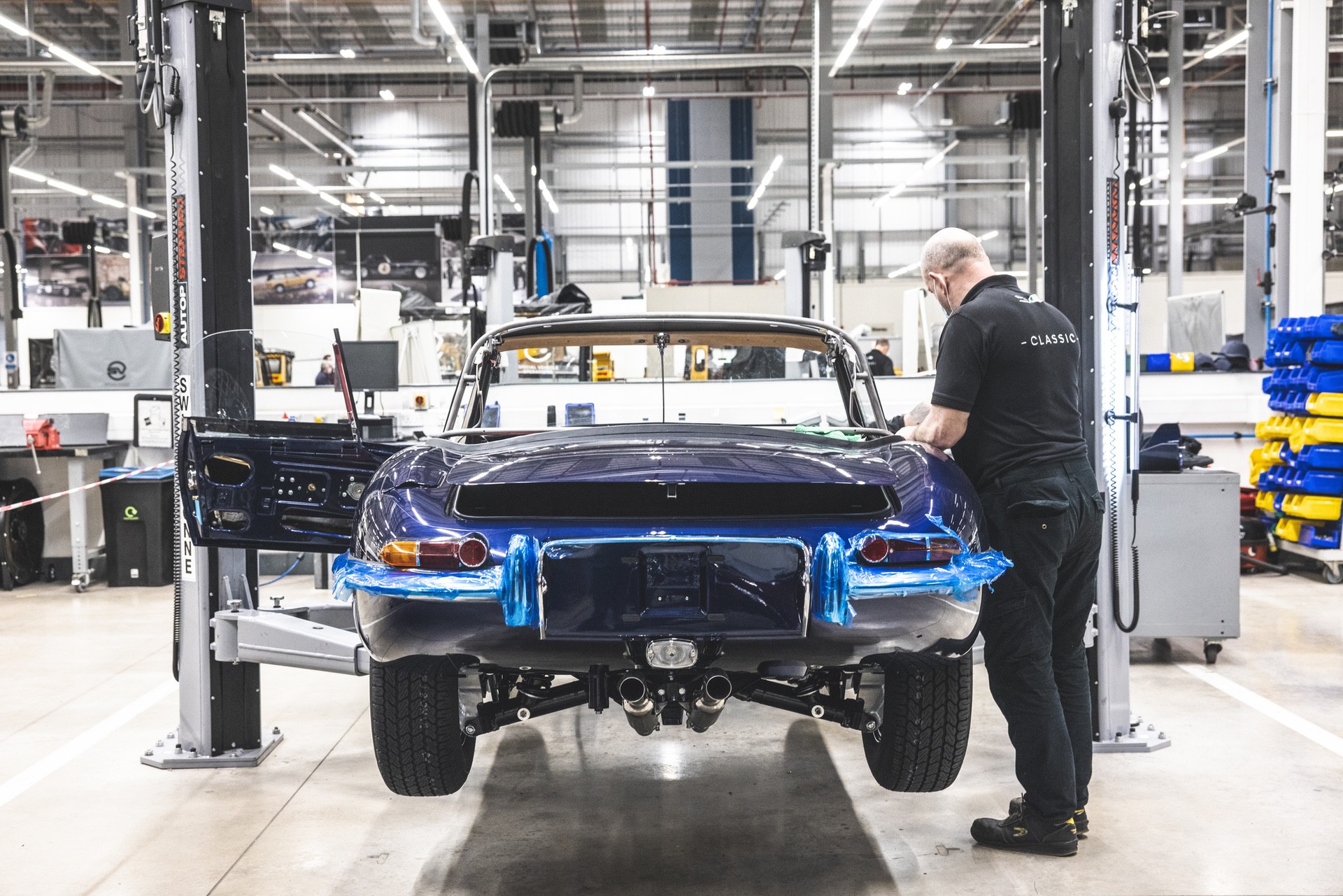 1965_Jaguar_E-type_Roadster_Queen_Platinum_Jubilee_Pageant-12