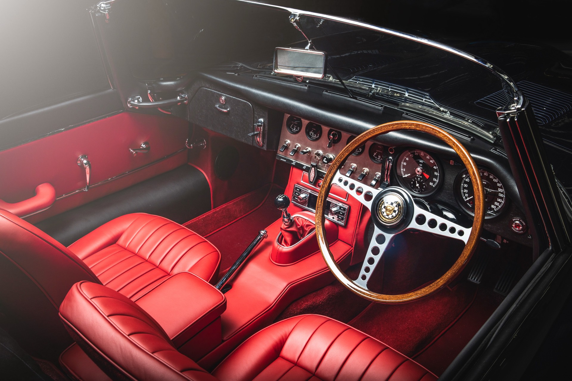 1965_Jaguar_E-type_Roadster_Queen_Platinum_Jubilee_Pageant-2