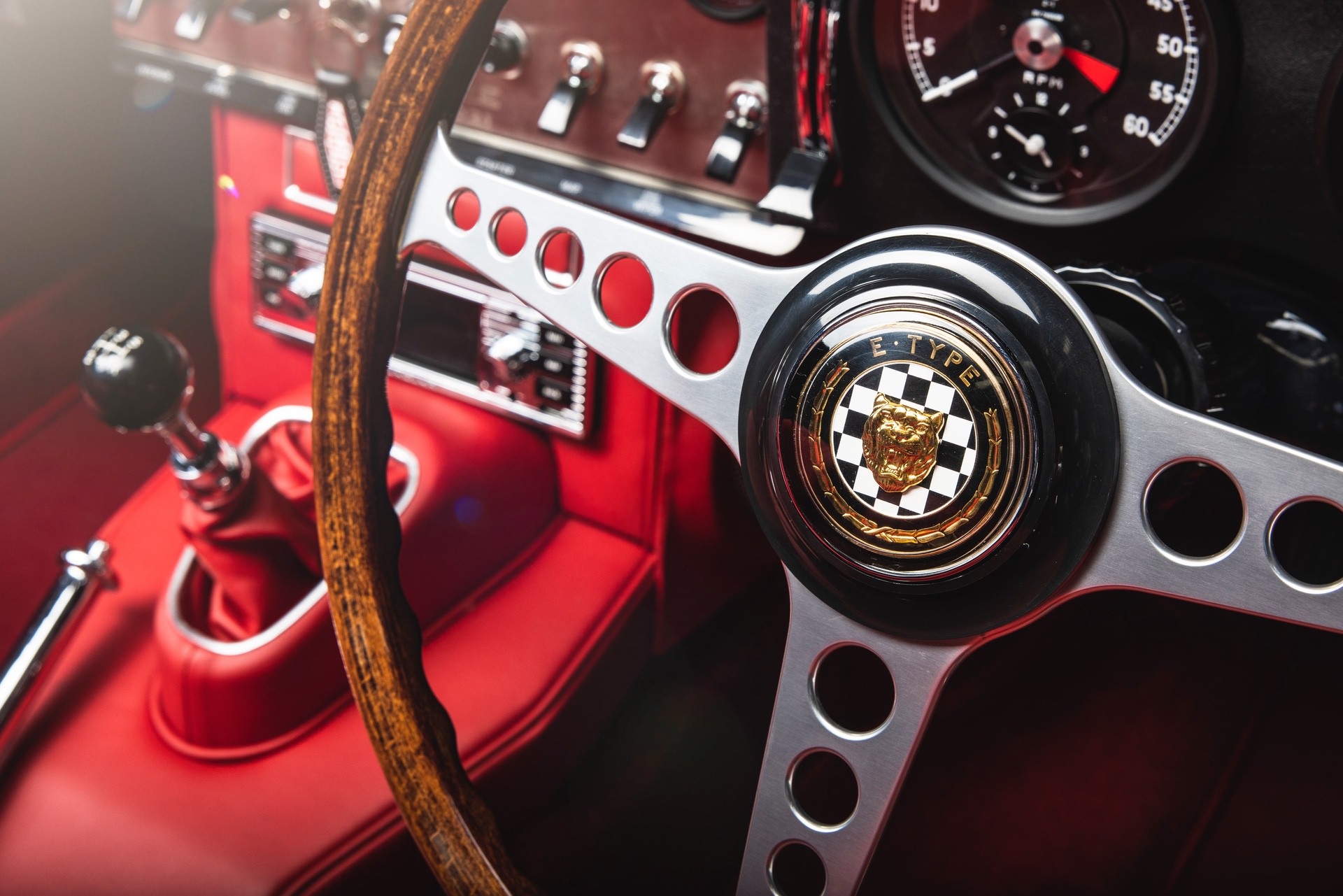 1965_Jaguar_E-type_Roadster_Queen_Platinum_Jubilee_Pageant-4