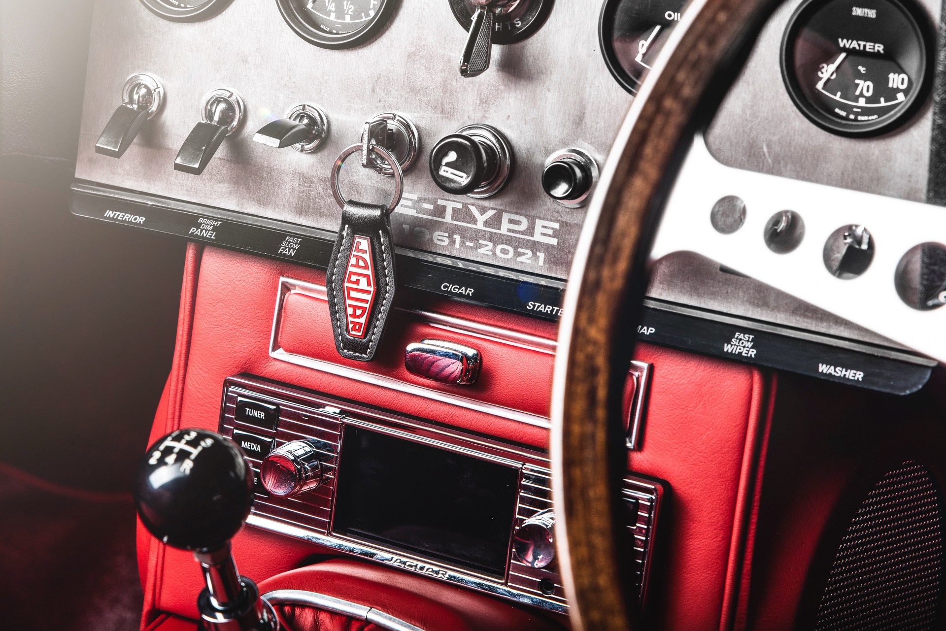 1965_Jaguar_E-type_Roadster_Queen_Platinum_Jubilee_Pageant-5