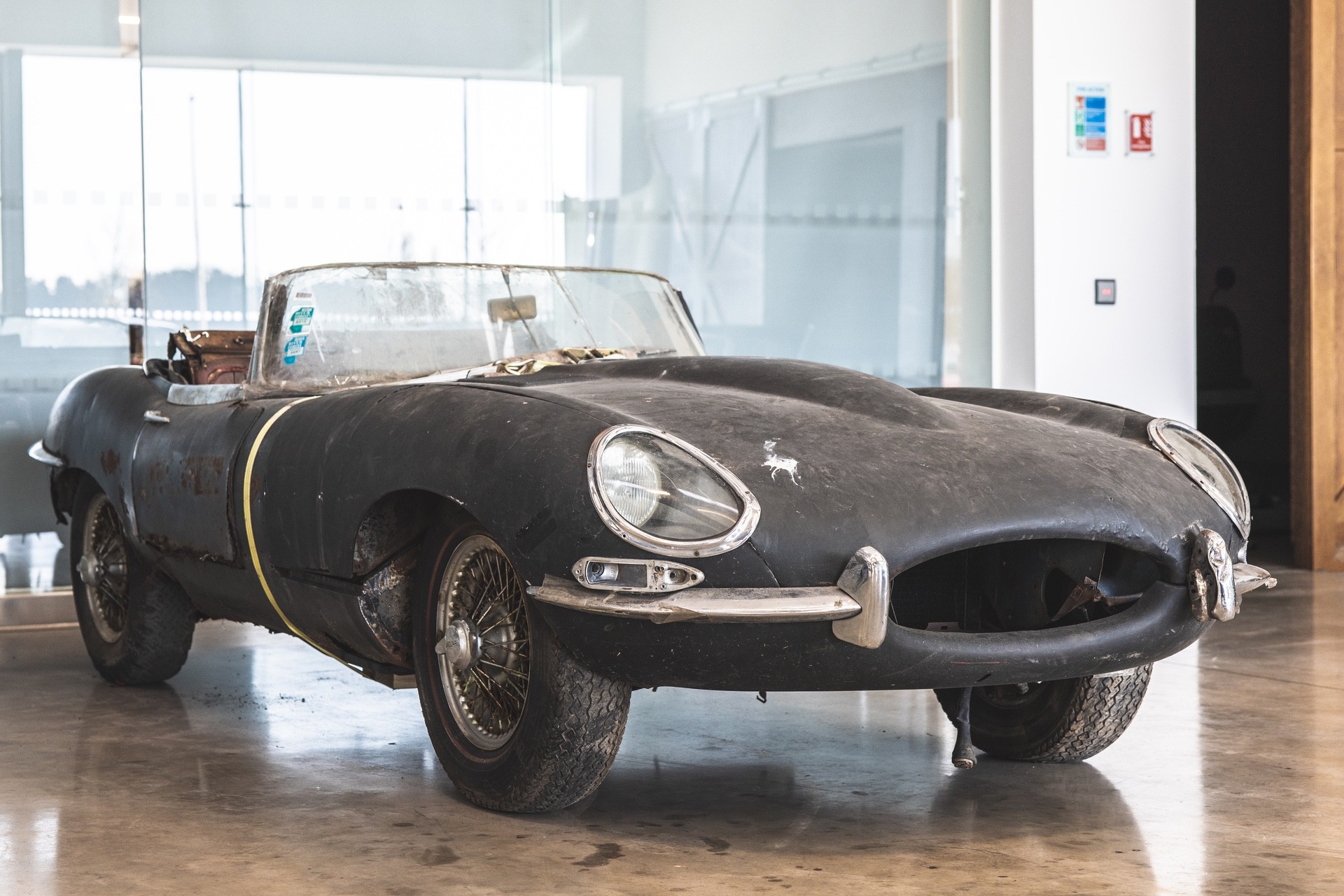 1965_Jaguar_E-type_Roadster_Queen_Platinum_Jubilee_Pageant-9