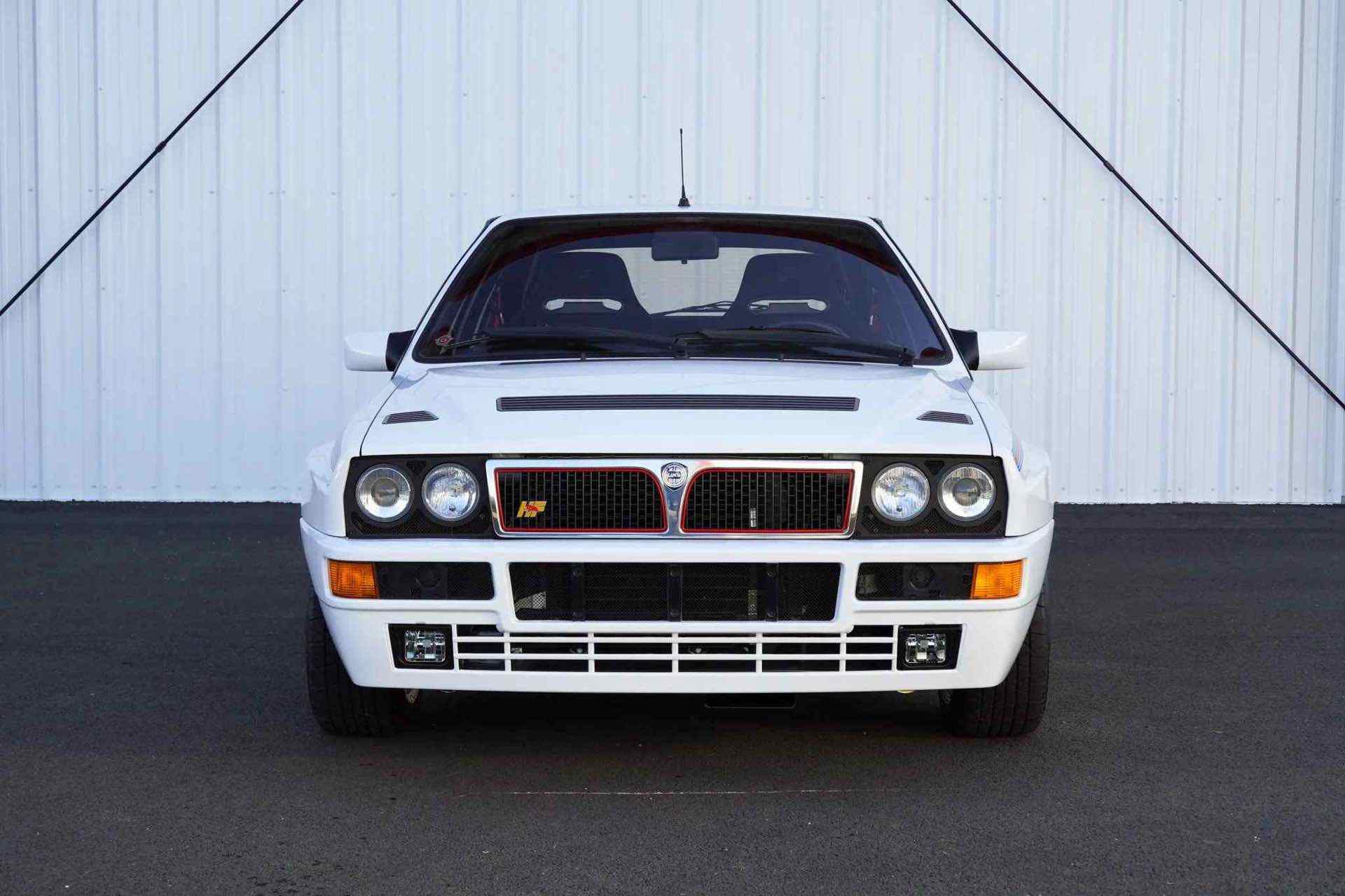 1992_Lancia_Delta_HF_Integrale_Evoluzione_Martini_5_auction-0008