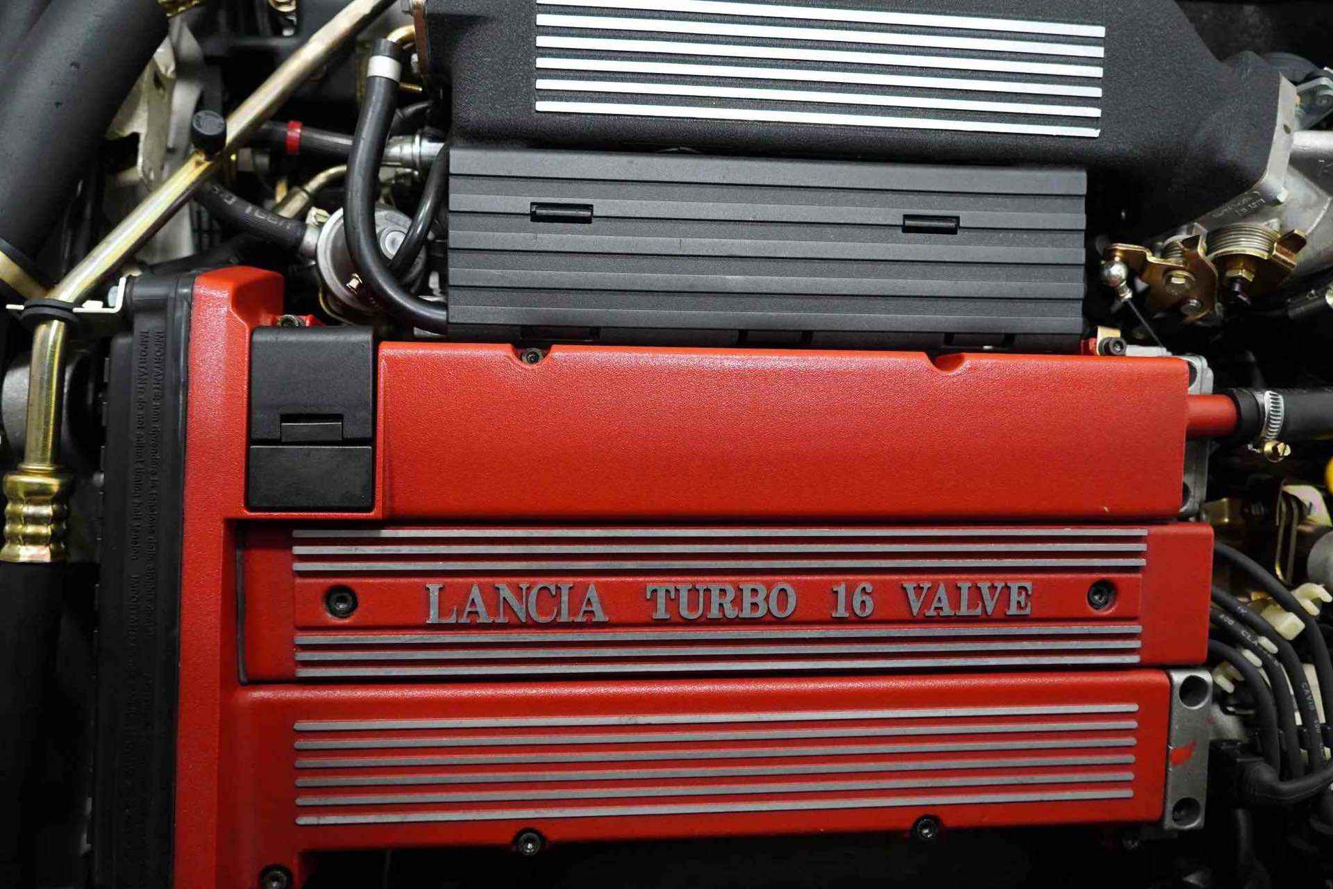 1992_Lancia_Delta_HF_Integrale_Evoluzione_Martini_5_auction-0017