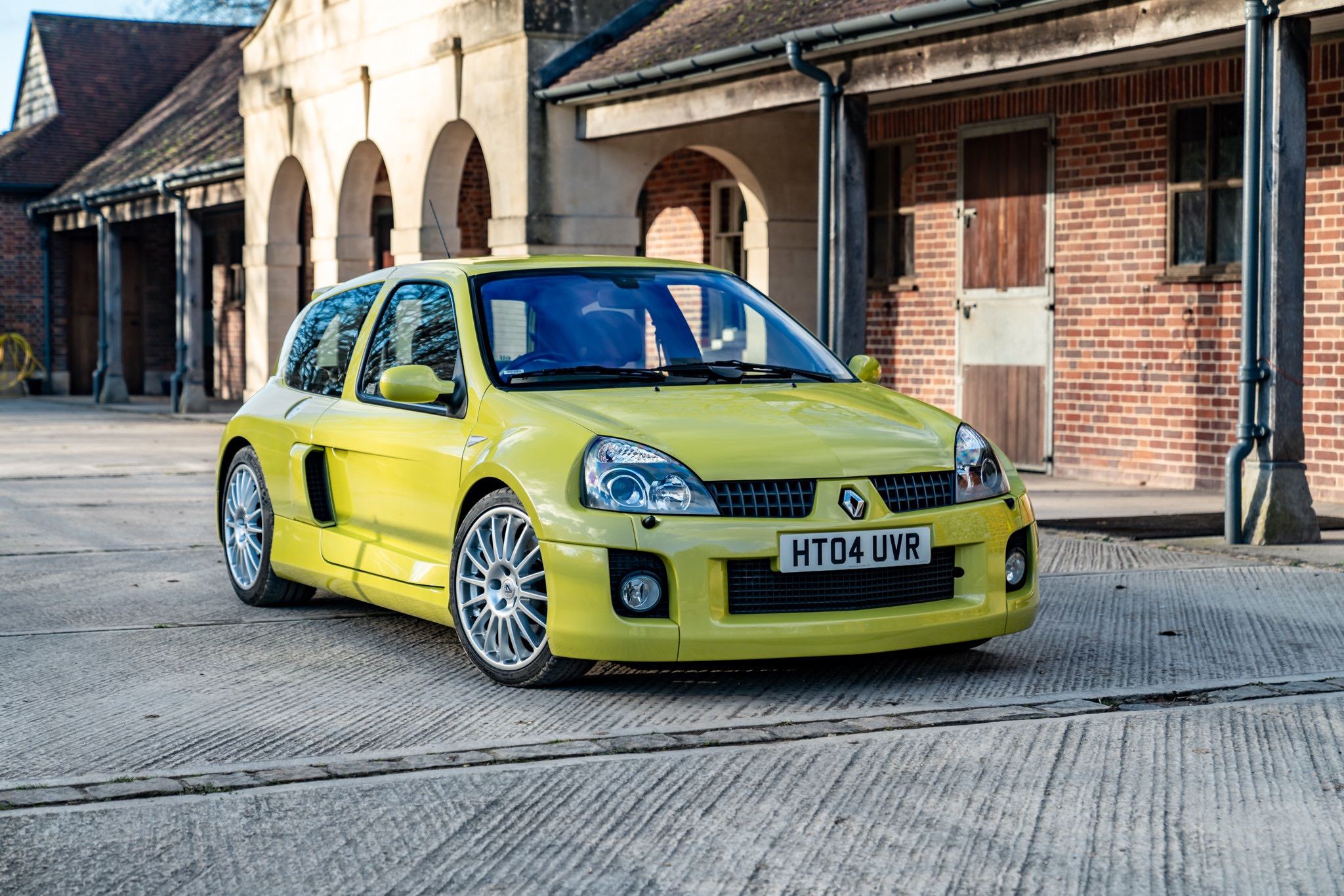 2004_Renault_Clio_V6_Phase_2_auction-0001