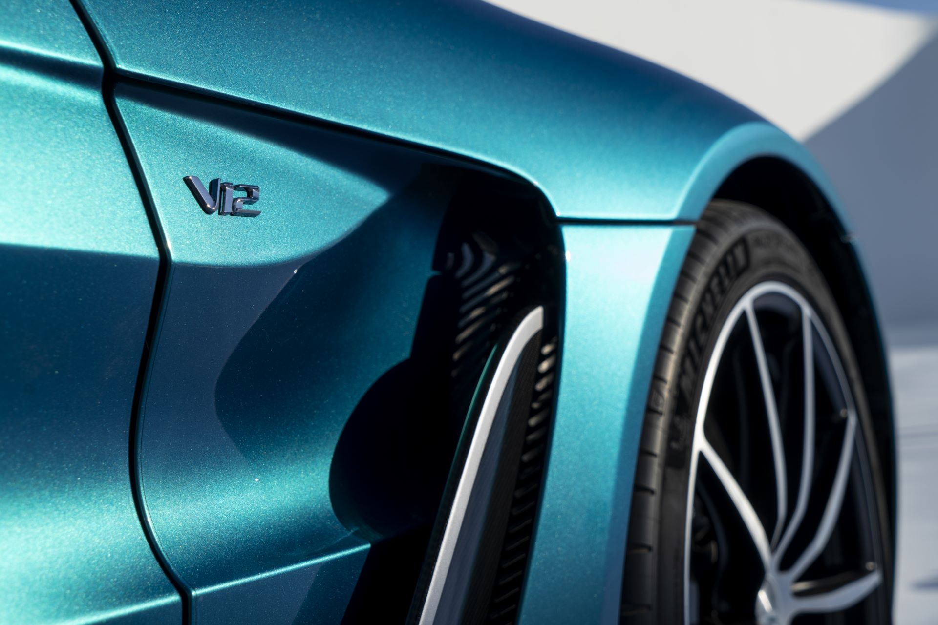Aston-Martin-V12-Vantage-Roadster-13