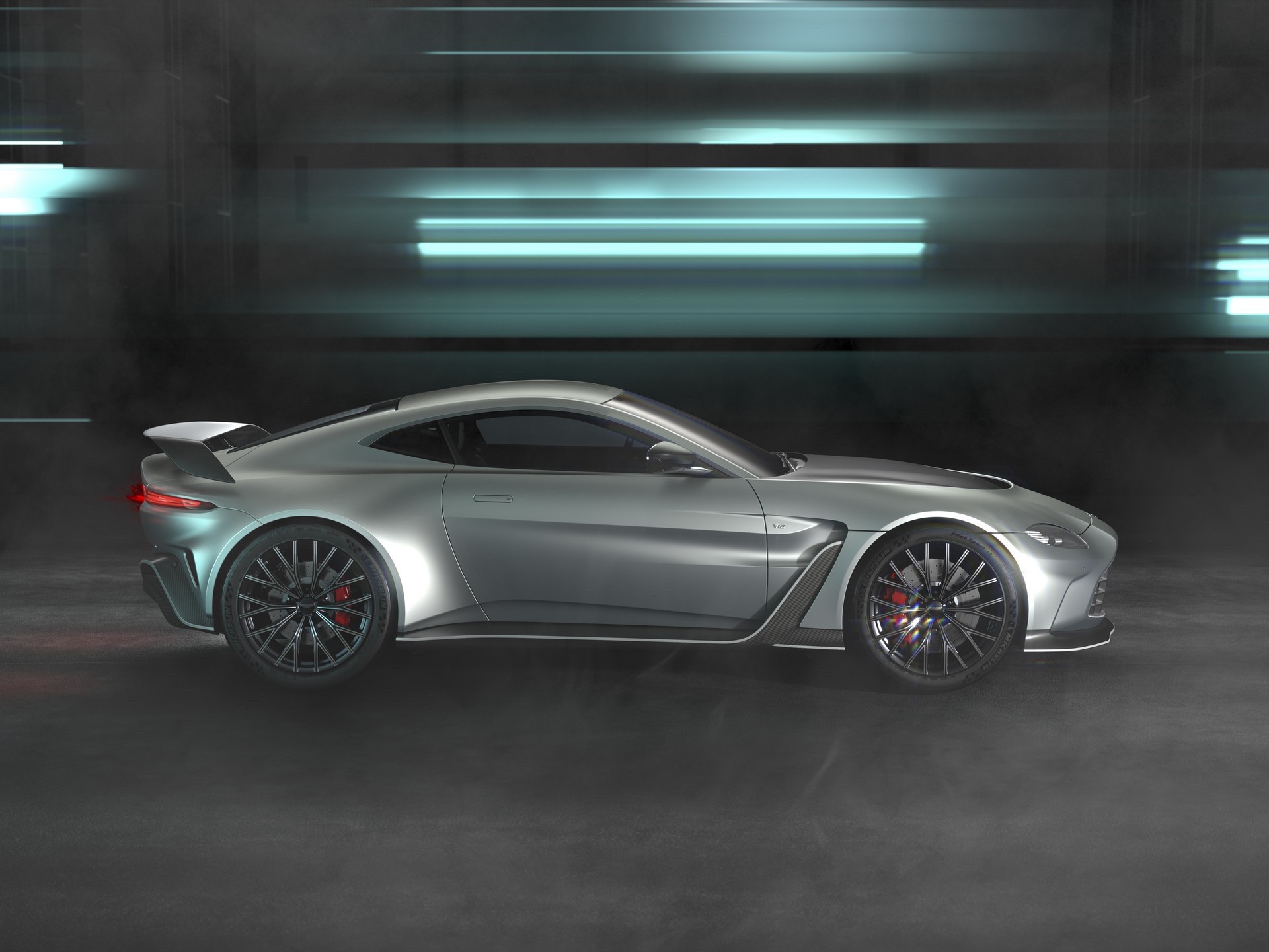 Aston_Martin_V12_Vantage-3