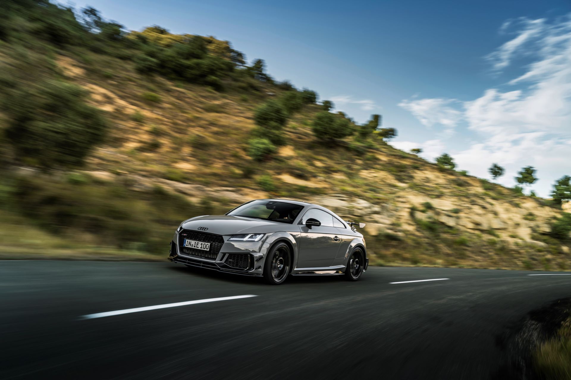Audi-TT-RS-Iconic-Edition-2