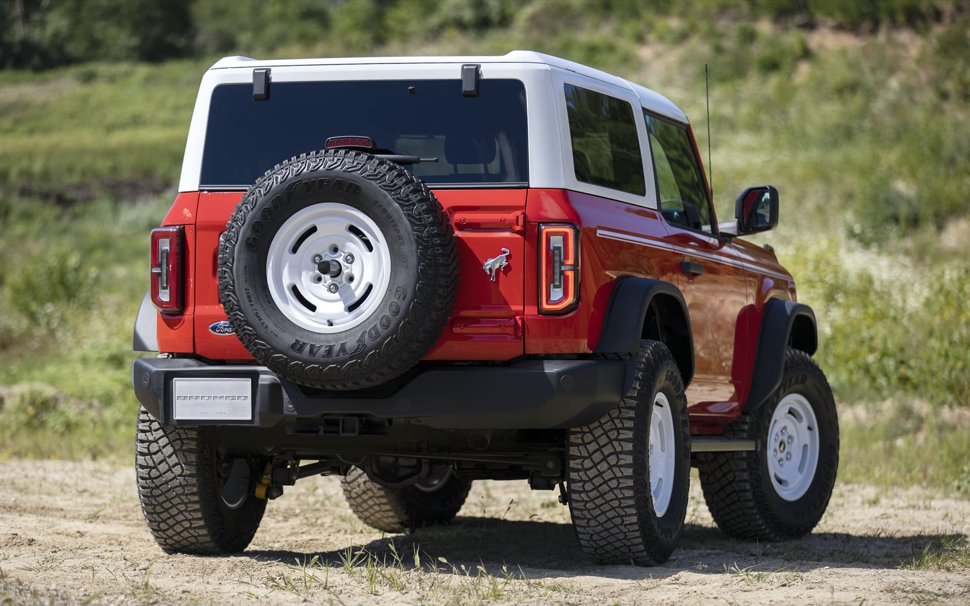 2023-Bronco-Heritage-Edition_Race-Red_03