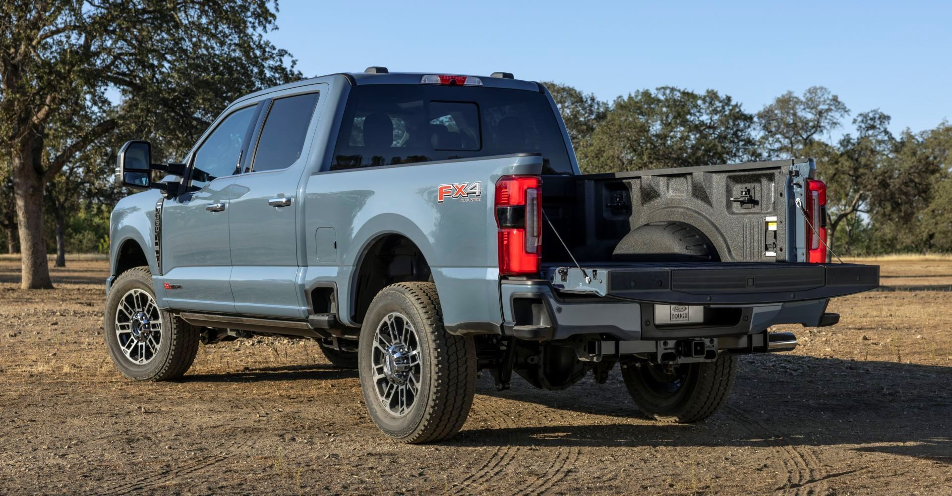 2023-Ford-Super-Duty-F-350-Limited_09