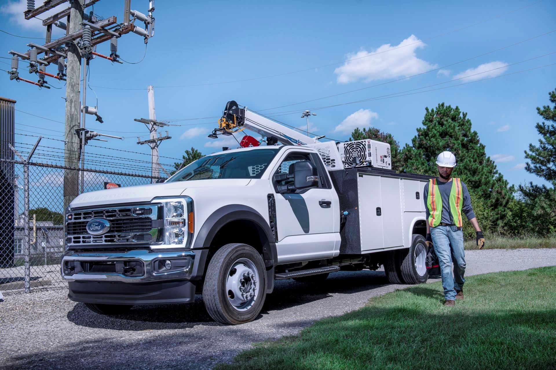 2023-Ford-Super-Duty-F-550-Chassis-Cab_01