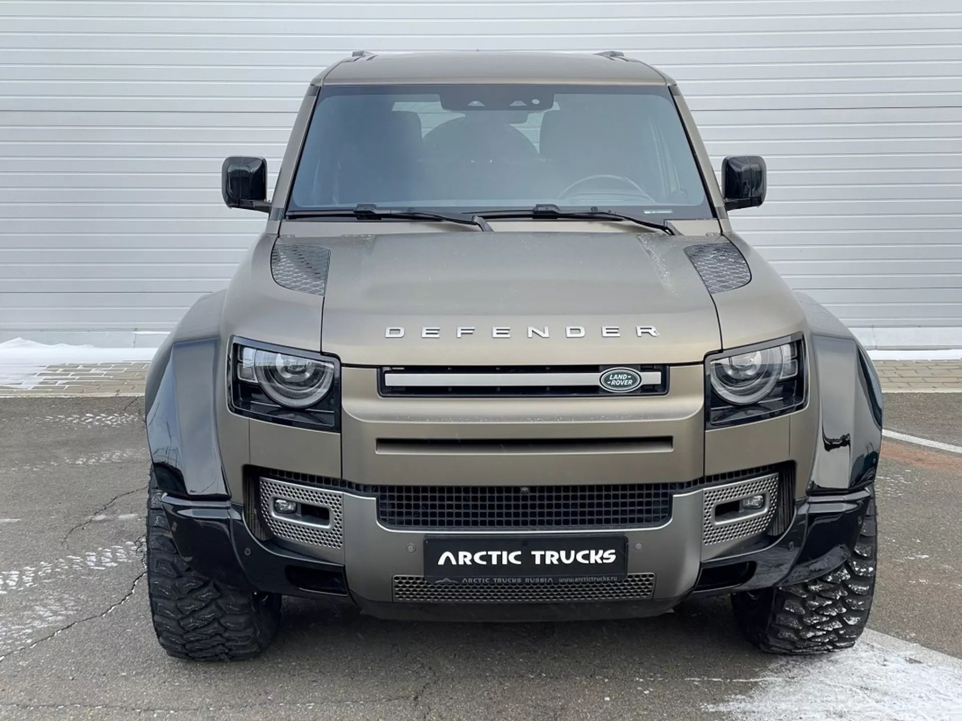 Land_Rover_Defender_by_Arctic_Trucks-1
