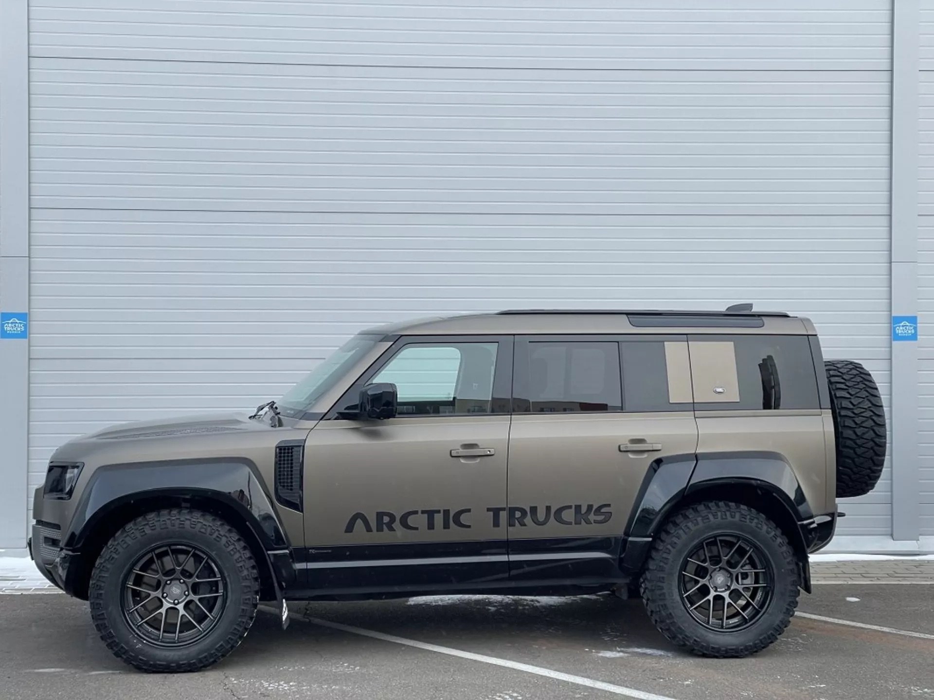 Land_Rover_Defender_by_Arctic_Trucks-4