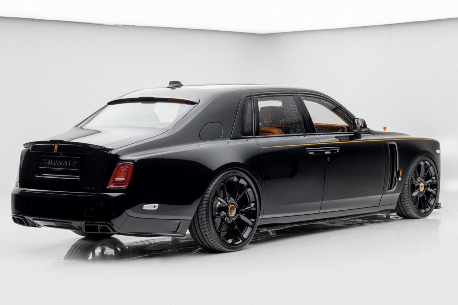 2023_Rolls-Royce_Phantom_by_Mansory-0002