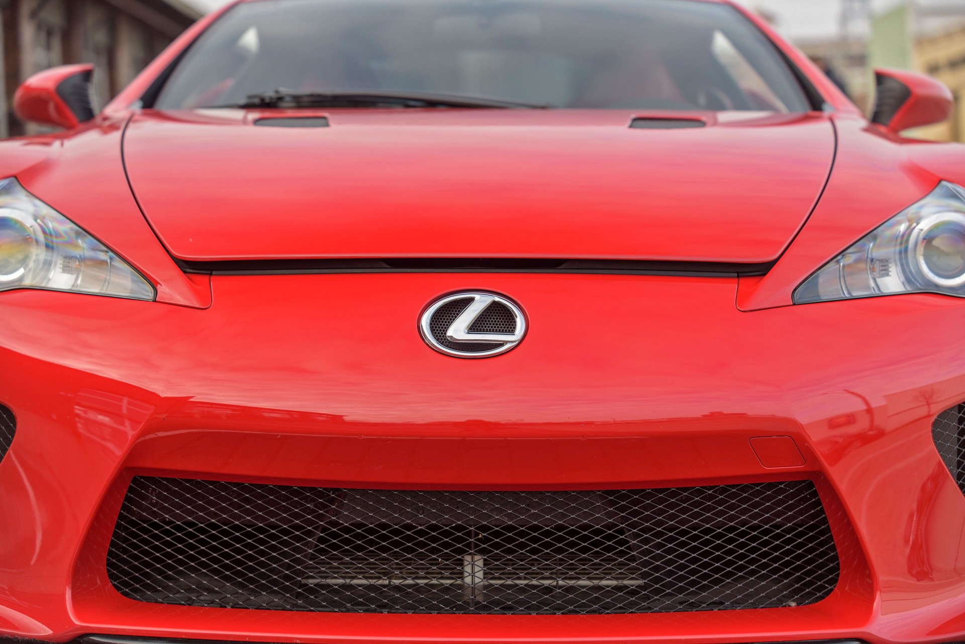 2012_Lexus_LFA_red_auction16