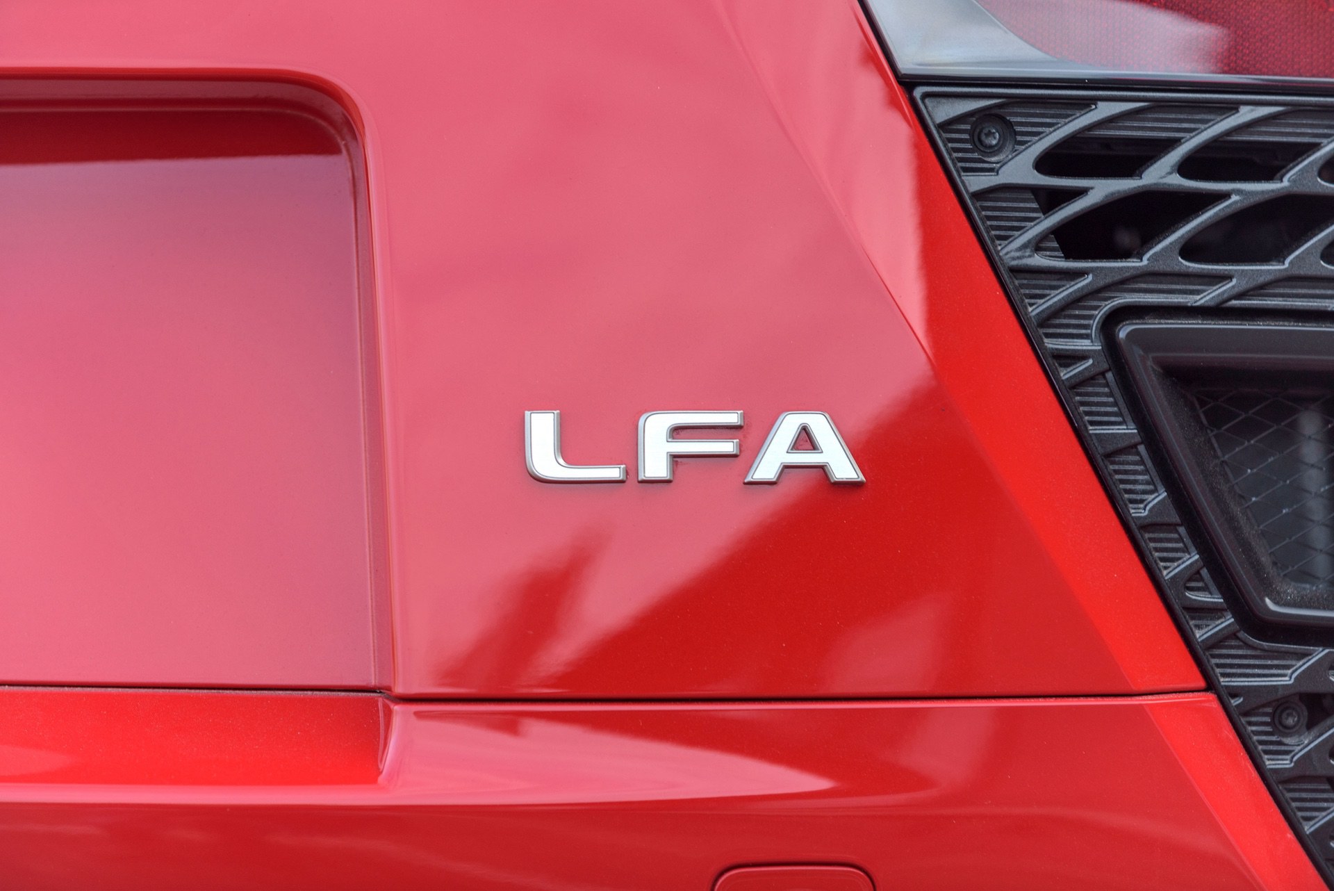 2012_Lexus_LFA_red_auction22