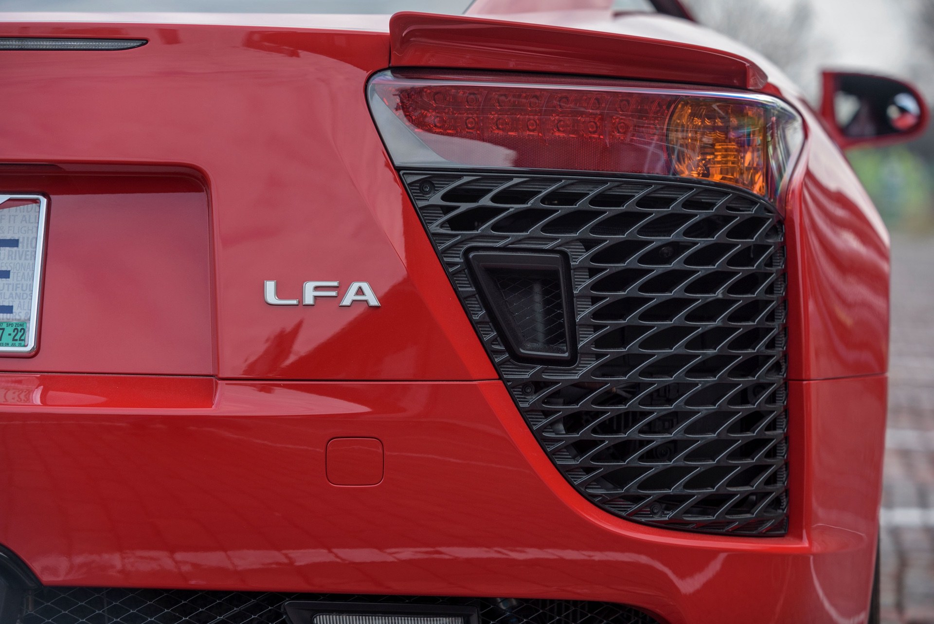 2012_Lexus_LFA_red_auction23