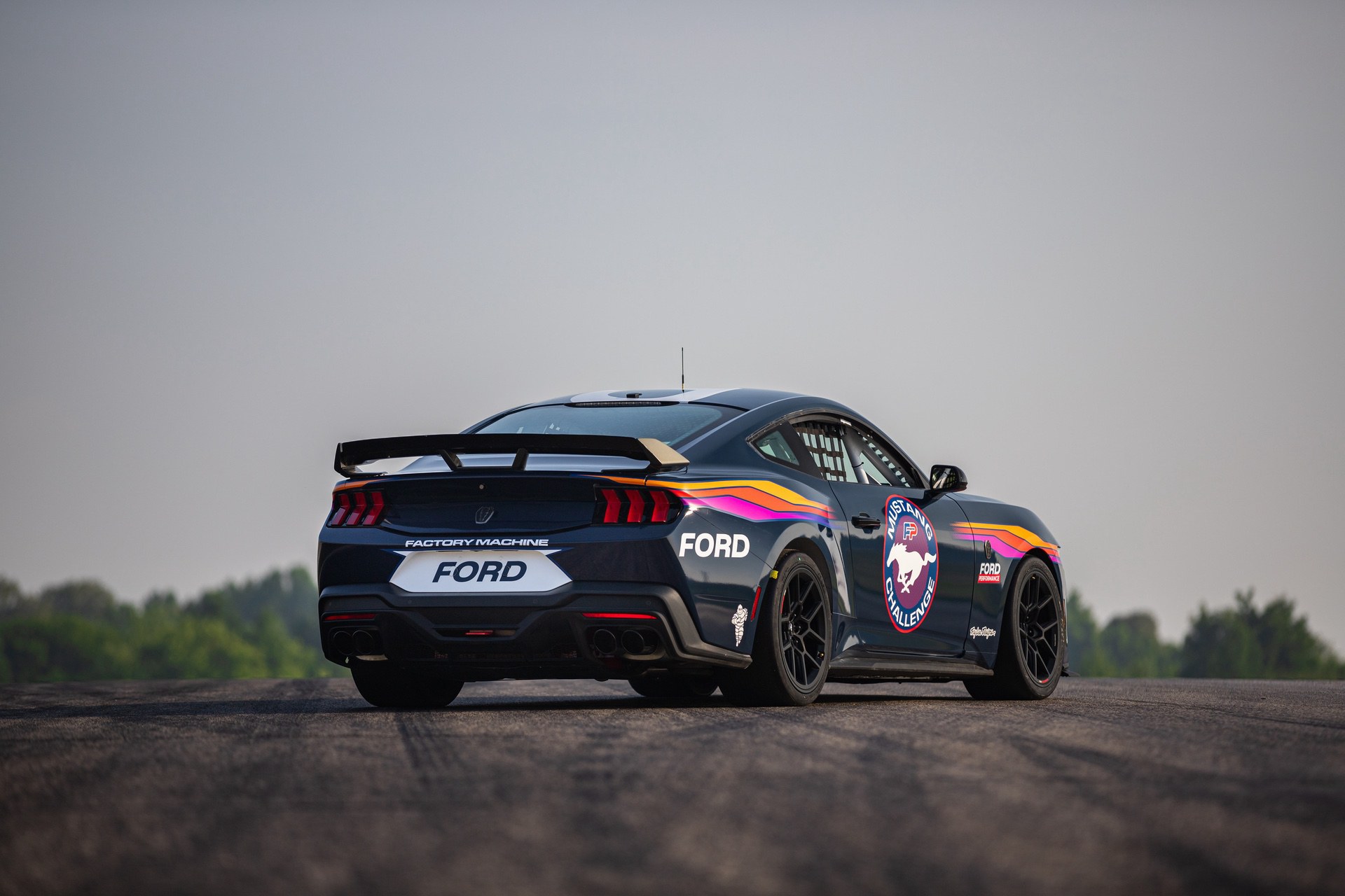 Ford_Mustang_Dark_Horse_R-1