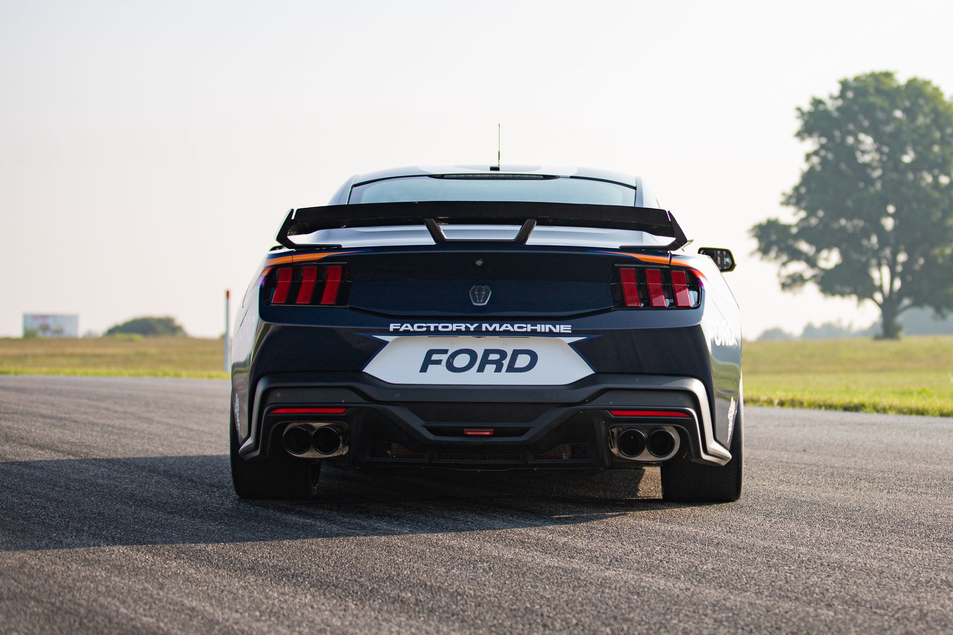 Ford_Mustang_Dark_Horse_R-2