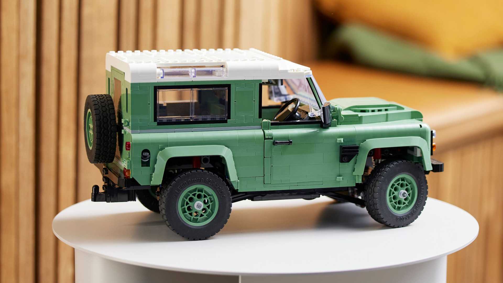 Lego-Icons-Classic-Land-Rover-Defender-90-11