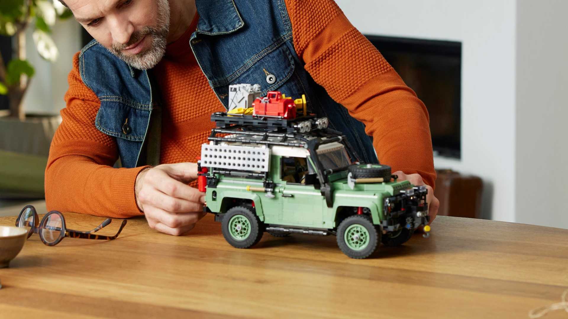 Lego-Icons-Classic-Land-Rover-Defender-90-16
