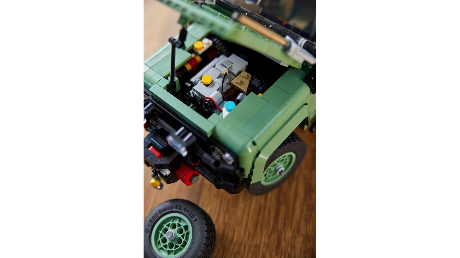 Lego-Icons-Classic-Land-Rover-Defender-90-6