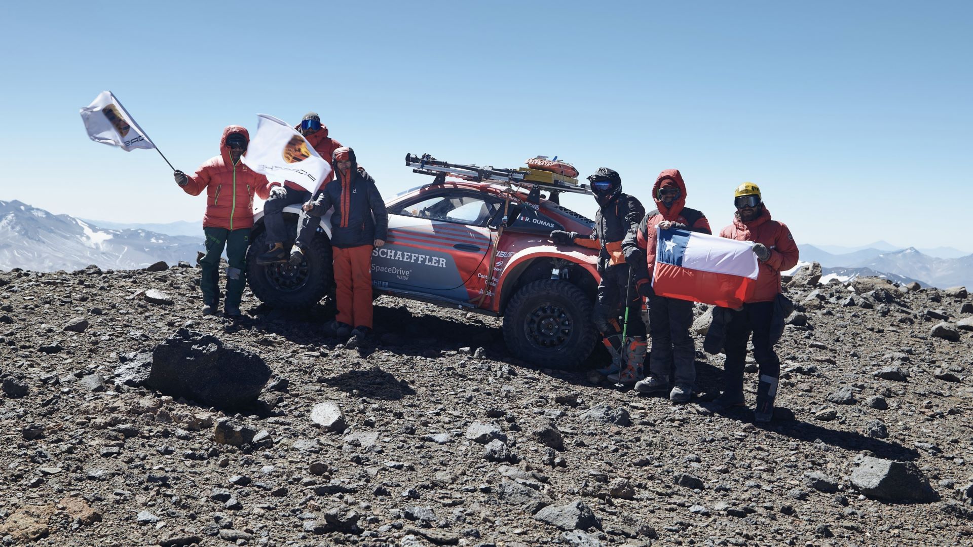 Porsche-911-sets-altitude-world-record-1