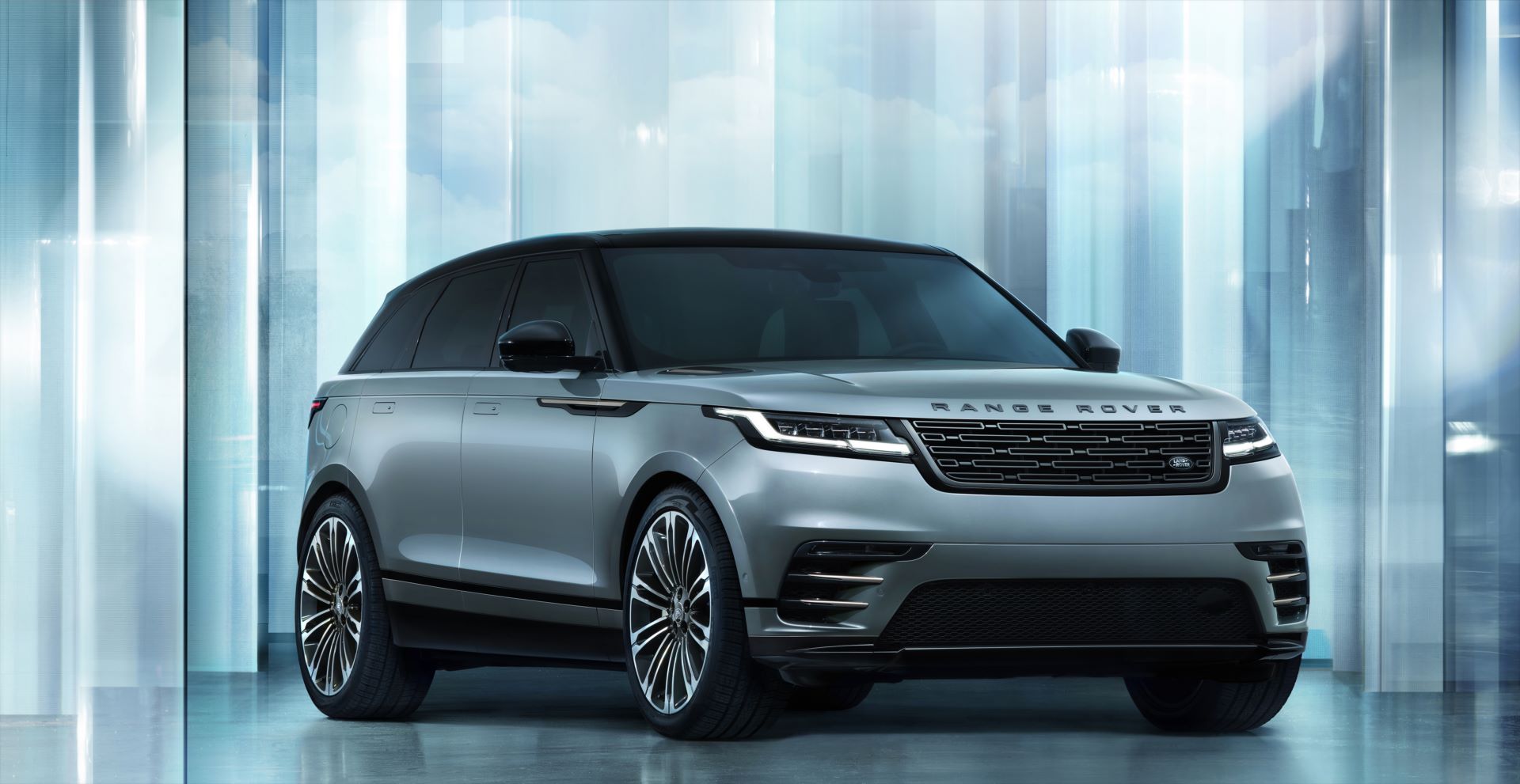 RR_Velar_24MY_Exterior_06_Front_3-4_010223