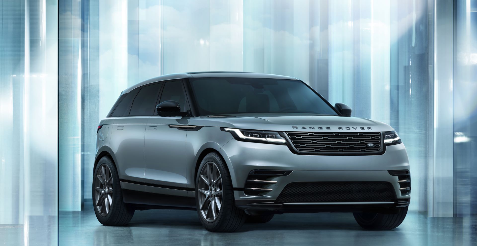 RR_Velar_24MY_Exterior_08_Front_3-4_010223