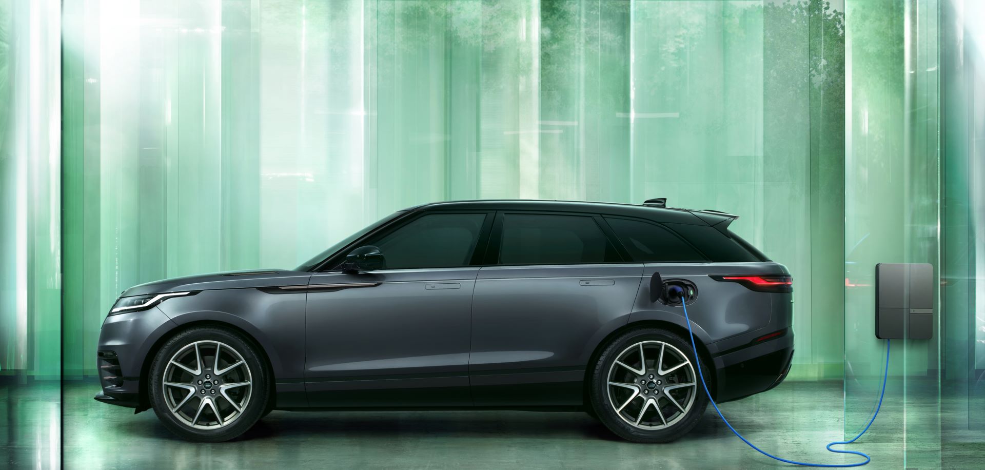 RR_Velar_24MY_Exterior_14_Side_PHEV_010223