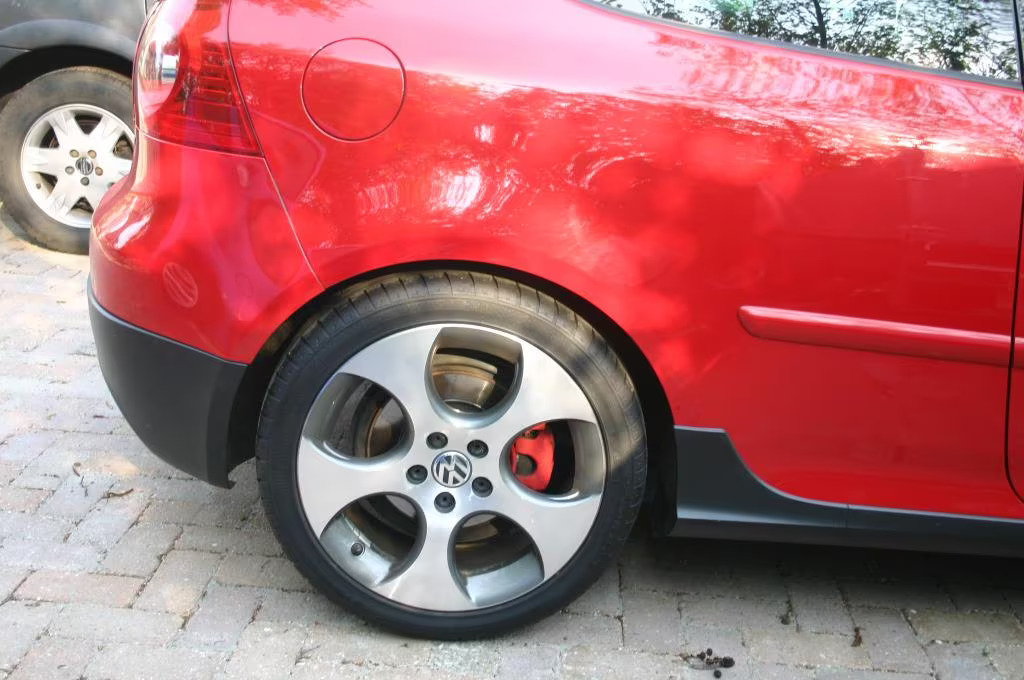 VW-Golf-GTI-center-steering-wheel-6