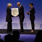 125 years after Carl Benz registered his patent and more than 80,000 patents later, Daimler was granted another technology patent. Cornelia Rudloff-Schäffer, President of the German Patent and Trade Mark Office, presented Dr. Zetsche with the patent certificate for the so-called bipolar flat-cell frame. This technology is now in the development stage at Daimler and is potentially a further step along the way to the industrialization of lithium-ion batteries. 