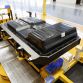 Umrahmt von einem Leichtbau-Aluminiumgehäuse befindet sich die Lithium-Eisen-Phosphat des DENZA unterhalb des Fahrzeugaufbaus. / Framed by a lightweight aluminum case the lithium iron phosphate battery of the DENZA is located underneath the body.