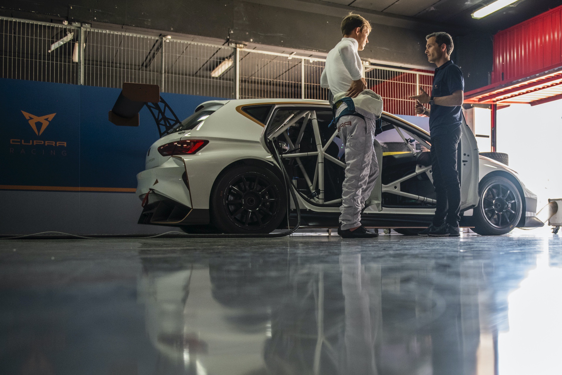 Mattias-Ekstrom-becomes-CUPRA-high-voltage-ambassador_03_HQ