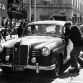 Mille Miglia, Brescia in Italien, 1. Mai 1955. Sieger in der Dieselklasse: Oberingenieur Helmut Retter (Daimler-Benz Vertreter in Innsbruck) mit Beifahrer Wolfgang Larcher auf Mercedes-Benz Typ 180 D (W 120), Startnummer 04, bei einem Kontrollpunkt.
