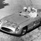 Mille Miglia, Brescia in Italien, 1. Mai 1955. Stirling Moss und Denis Jenkinson gewannen auf einem Mercedes-Benz Rennsportwagen Typ 300 SLR (W 196 S) das Rennen in Rekordzeit.