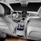 Concept V-ision e mit PLUG-IN HYBRID â Interieur, Mittelkonsole mit mehreren Cupholdern, AblagefÃ¤chern, USB-AnschlÃ¼ssen und SD-Kartenslot, einer FÃ¼nf-Liter-KÃ¼hlbox sowie einer 220-V und 12-Volt-SteckdoseConcept V-ision e with PLUG-IN HYBRID â Interior, center console with cupholders, storage compartments, USB ports and SD card slots, five liter cooler as well as a 220-V and 20-V socket