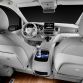 Concept V-ision e mit PLUG-IN HYBRID â Interieur, Mittelkonsole mit mehreren Cupholdern, AblagefÃ¤chern, USB-AnschlÃ¼ssen und SD-Kartenslot, einer FÃ¼nf-Liter-KÃ¼hlbox sowie einer 220-V und 12-Volt-SteckdoseConcept V-ision e with PLUG-IN HYBRID â Interior, center console with cupholders, storage compartments, USB ports and SD card slots, five liter cooler as well as a 220-V and 20-V socket
