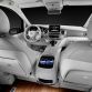 Concept V-ision e mit PLUG-IN HYBRID â Interieur, Mittelkonsole mit mehreren Cupholdern, AblagefÃ¤chern, USB-AnschlÃ¼ssen und SD-Kartenslot, einer FÃ¼nf-Liter-KÃ¼hlbox sowie einer 220-V und 12-Volt-SteckdoseConcept V-ision e with PLUG-IN HYBRID â Interior, center console with cupholders, storage compartments, USB ports and SD card slots, five liter cooler as well as a 220-V and 20-V socket