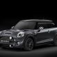 F56 â MINI Cooper / Thunder Grey metallic / Dach in Jet Black / Zusatzscheinwerfer Schwarz inkl. Halter fÃ¼r Zusatzscheinwerfer / Gold Jack Spiegelkappen / Gold Jack Side Scuttle / 17â Multispoke 505 Liquid Black / MINI Dachbox inkl. RelingtrÃ¤gerF56 â MINI Cooper / Thunder Grey metallic / Roof Jet Black / Auxiliary driving lamps incl. Holder for Auxiliary driving lamps / Gold Jack Mirror Caps / Gold Jack Side Scuttle / 17â Multispoke 505 Liquid Black / MINI Roof box incl. Roof Rack