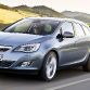 opel-astra-sports-tourer-2011-12