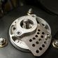 Προσοχή στην λεπτομέρεια, custom top mounts κατασκευασμένα απο billet αλουμίνιο με δυνατότητα άπειρων ρυθμίσεων