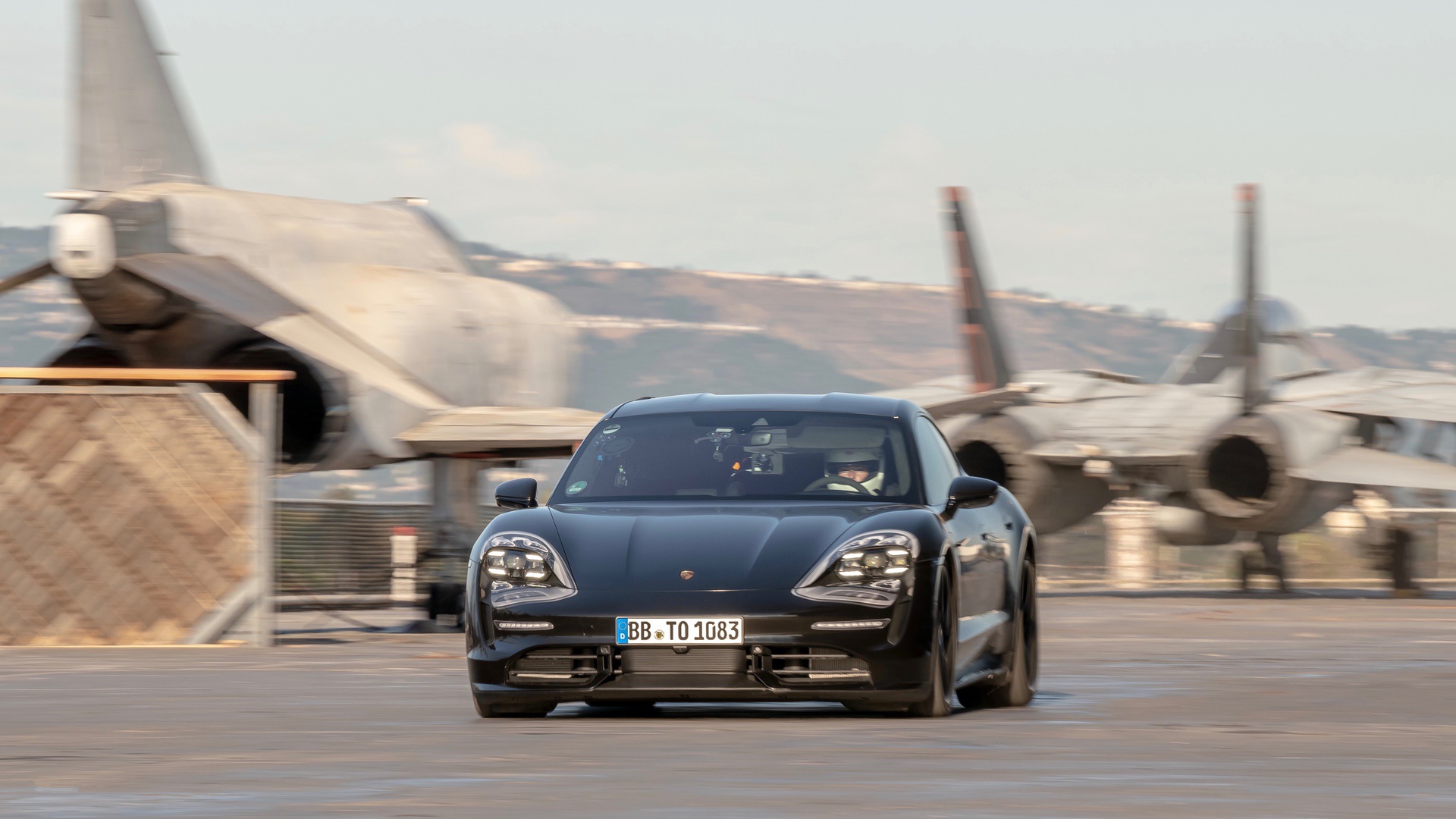 high_porsche_taycan_prototype_uss_hornet_2019_porsche_ag_6
