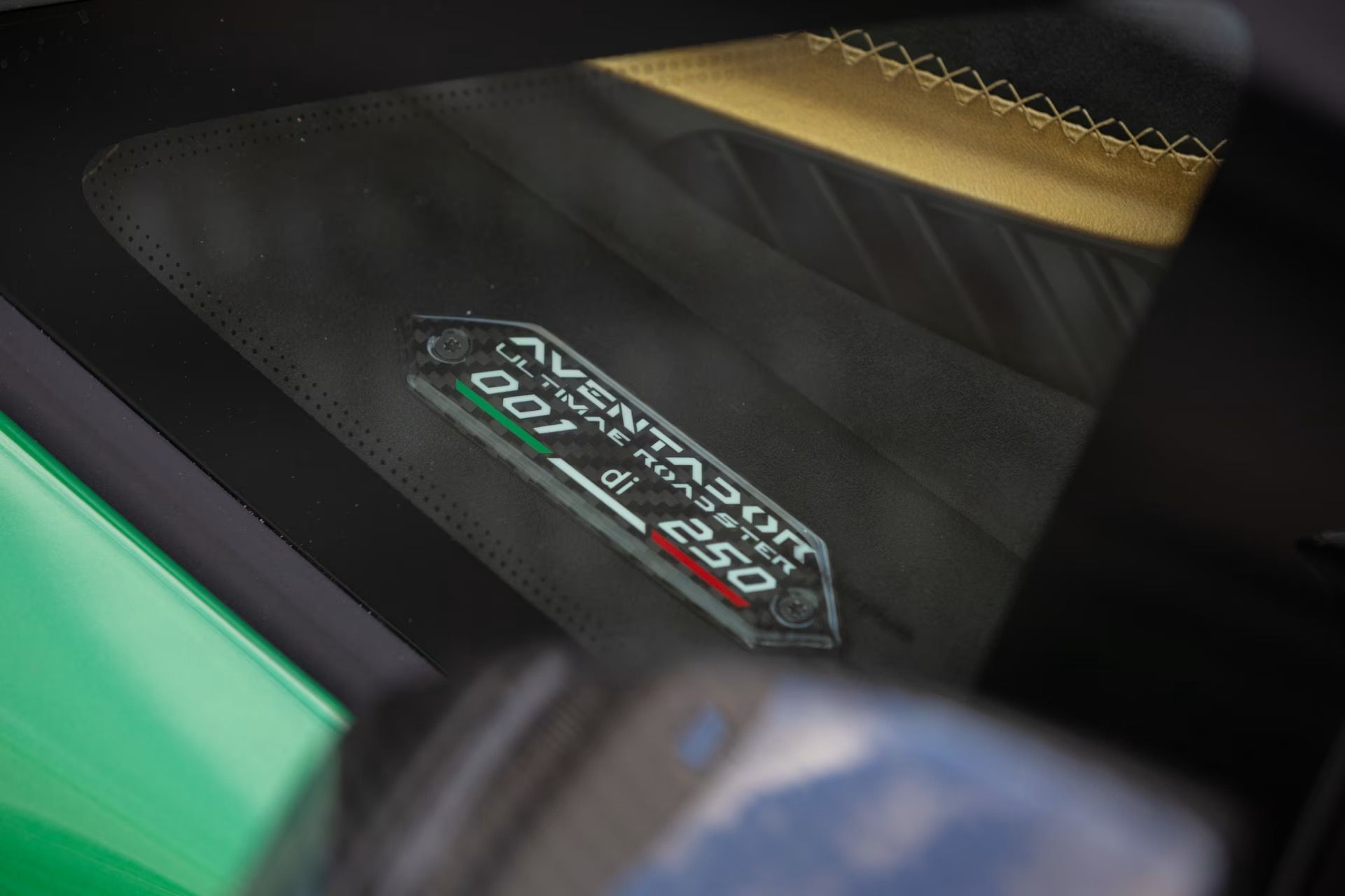 Lamborghini_Aventador_Ultimae_Roadster_auction-0