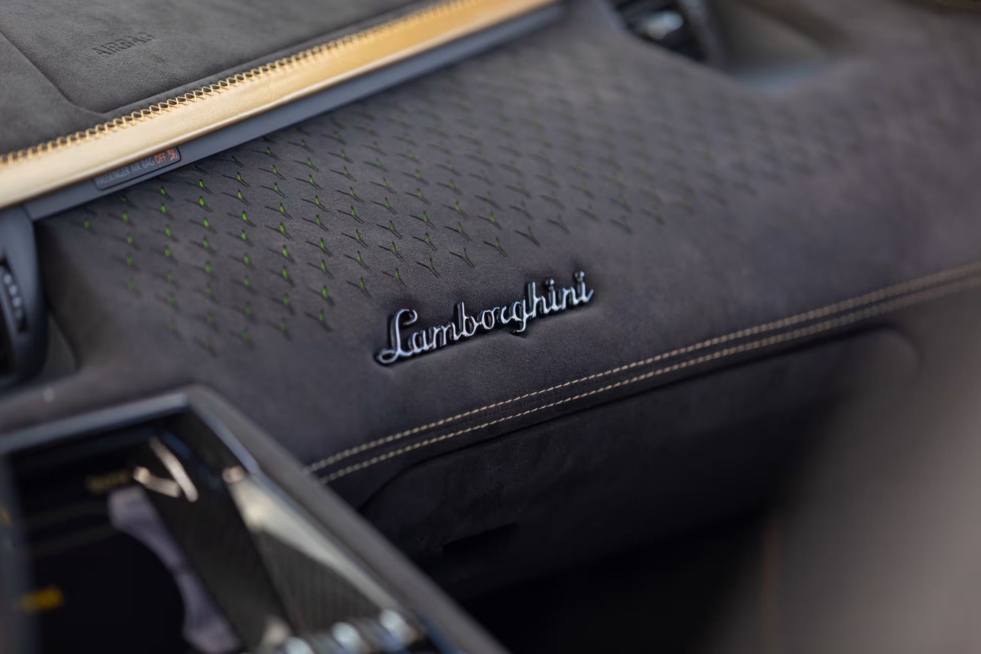 Lamborghini_Aventador_Ultimae_Roadster_auction-10
