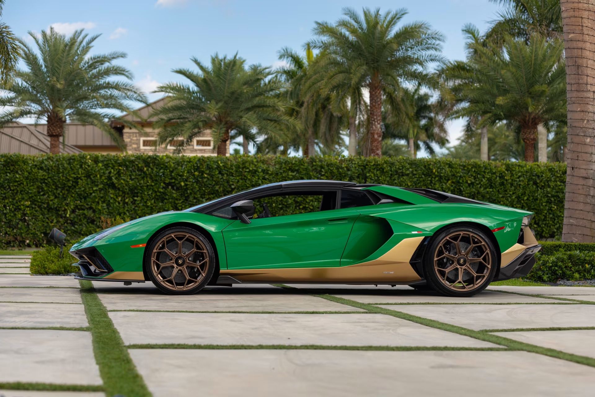 Lamborghini_Aventador_Ultimae_Roadster_auction-13