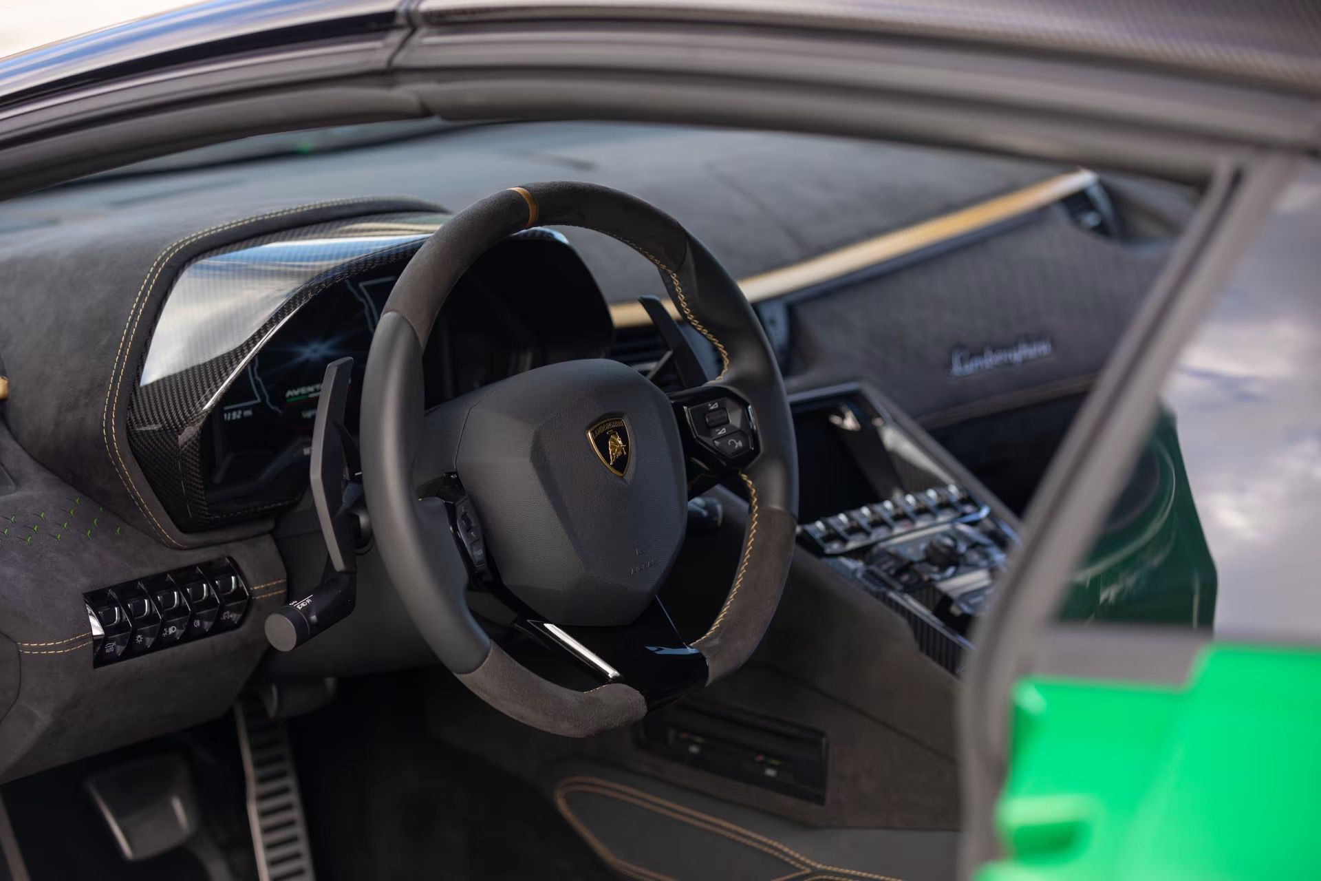 Lamborghini_Aventador_Ultimae_Roadster_auction-14