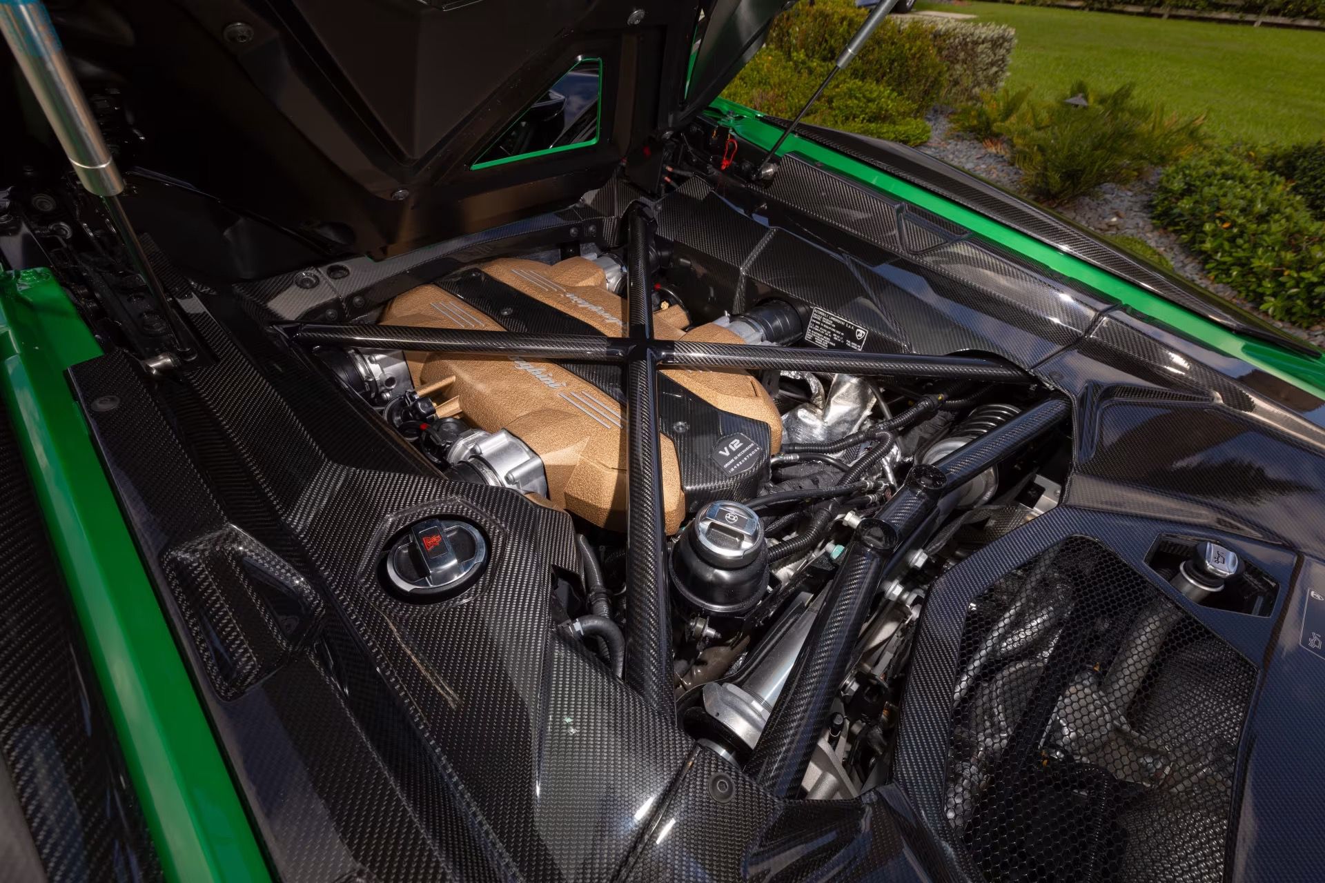 Lamborghini_Aventador_Ultimae_Roadster_auction-16