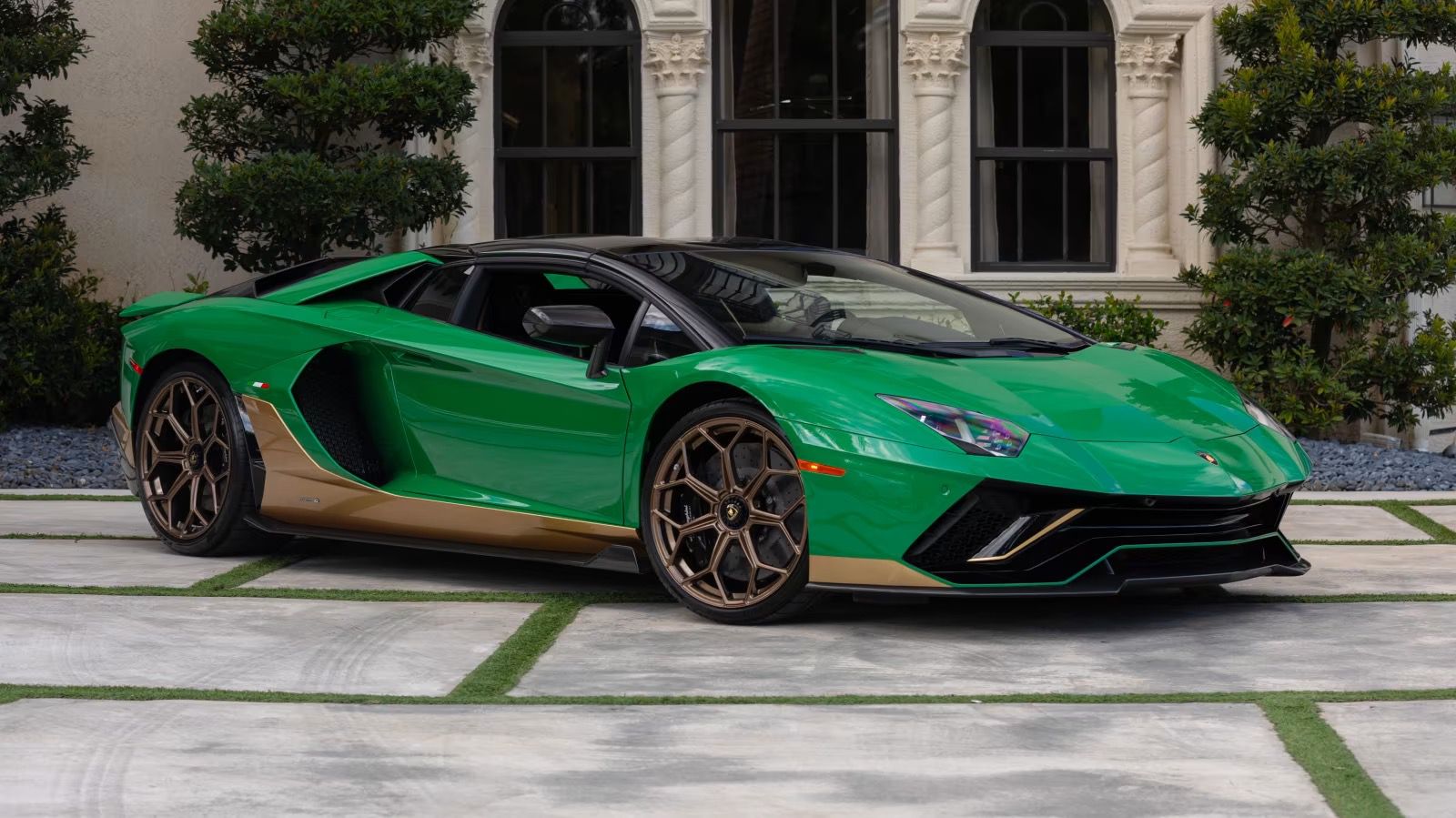 Lamborghini_Aventador_Ultimae_Roadster_auction-17